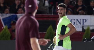 Carlos Alcaraz vence a Tommy Paul en la Plaza México